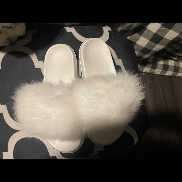 White fox fur slides in size 10-11 more 11 if you ask me. Mint condition . - Picture 2 of 2
